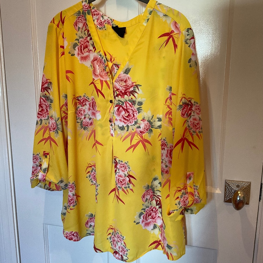 JM Collection yellow Floral Top with tag sleeve detail, gold buttons, XL